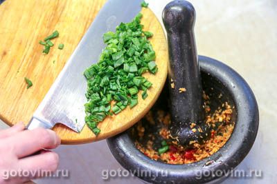 Мятая картошка с соусом мохо в духовке