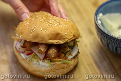 Бургер с мини-колбасками и овощным салатом