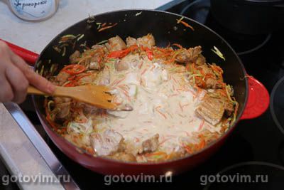 Свинина Тхабо в кокосовом молоке с овощами и рисовой лапшой