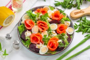 Салат со свеклой, семгой и перепелиными яйцами