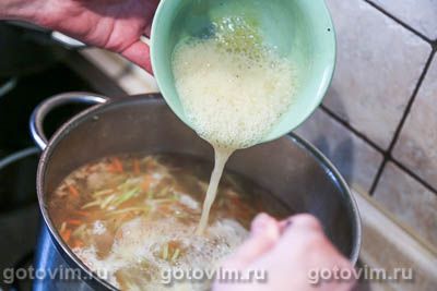 Куриный суп с кабачками и яйцом