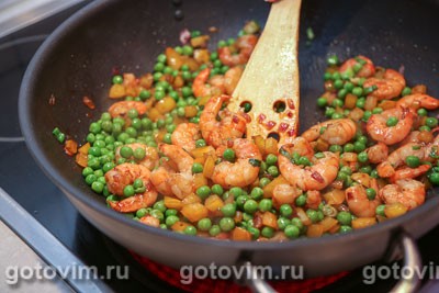 Рис с креветками, сладким перцем и зеленым горошком