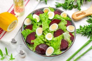 Салат со свеклой, семгой и перепелиными яйцами