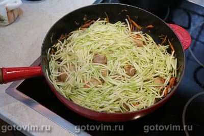 Свинина Тхабо в кокосовом молоке с овощами и рисовой лапшой