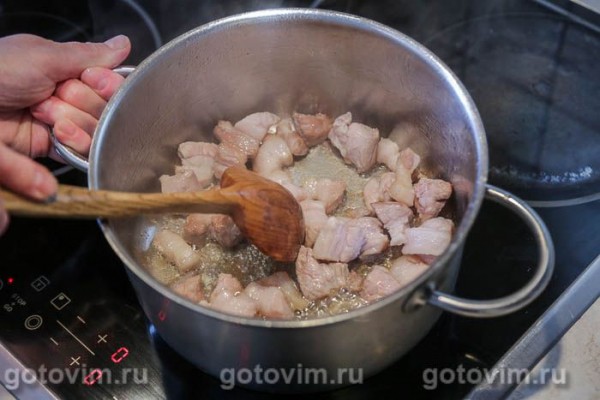 Свинина с кабачками, сладким перцем и макаронами в томатном соке 