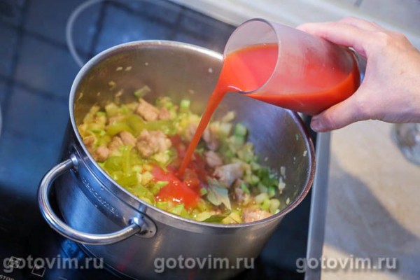 Свинина с кабачками, сладким перцем и макаронами в томатном соке 