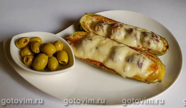 Цуккини (кабачки) с мясными фрикадельками и сыром
