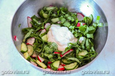 Овощной салат с редиской, огурцами и черемшой