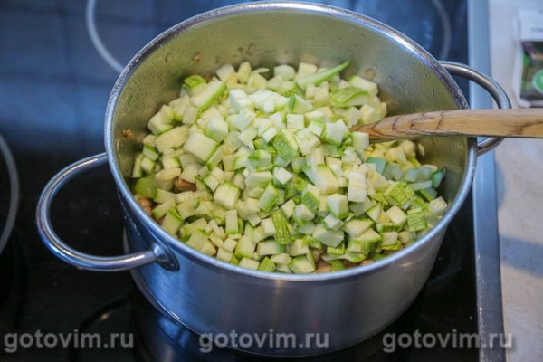 Свинина с кабачками, сладким перцем и макаронами в томатном соке 