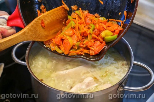 Щи с мясом, молодой капустой и макаронами