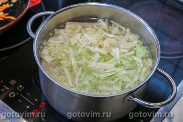 Щи с мясом, молодой капустой и макаронами