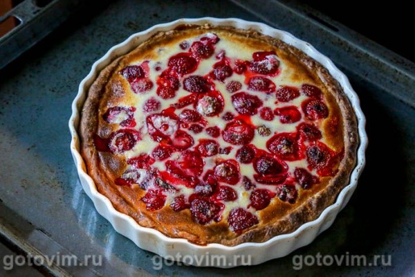 Пирог с клубникой и сметаной