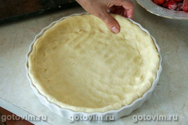 Пирог с клубникой и сметаной