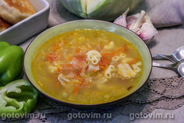 Щи с мясом, молодой капустой и макаронами