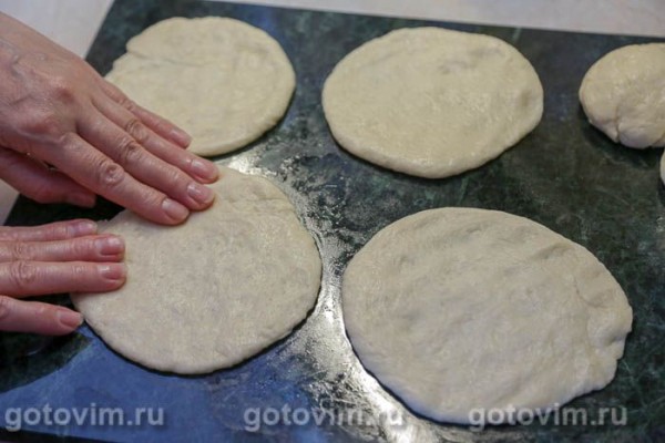 Жареные пирожки с капустой и яйцом