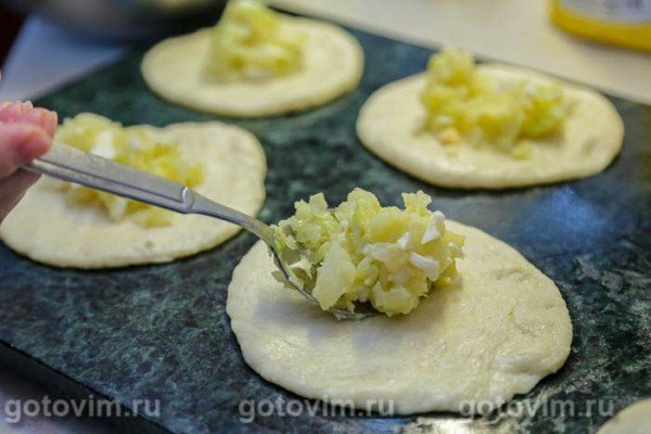 Жареные пирожки с капустой и яйцом