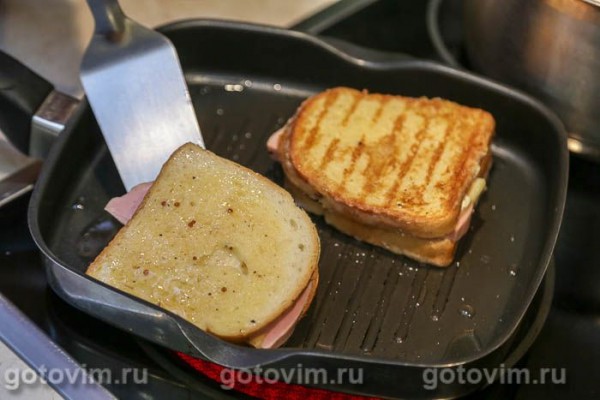 Сэндвич с колбасой и сыром в яйце