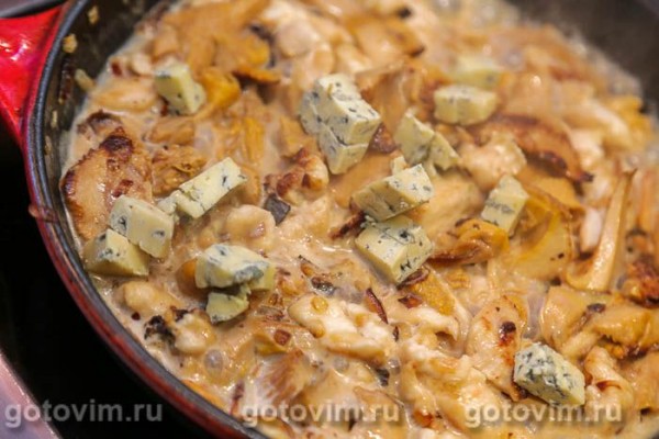 Куриная грудка с лисичками и соусом с голубым сыром