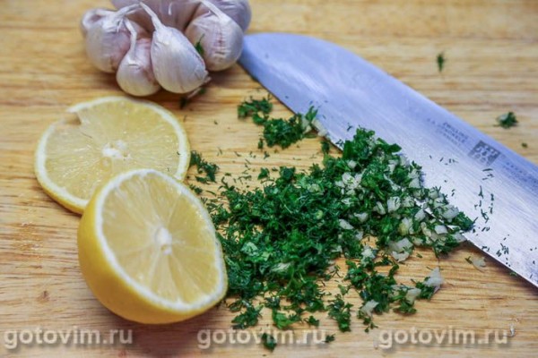 Пангасиус в духовке, запеченный целиком с лимоном и зеленью