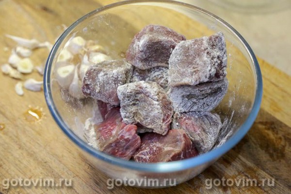 Рваная говядина с печеным чесноком и яблоками