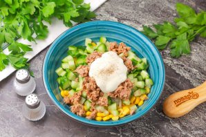 Салат с тунцом, кукурузой и огурцами