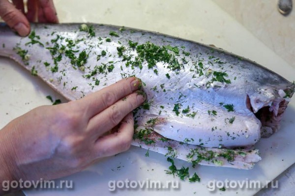 Пангасиус в духовке, запеченный целиком с лимоном и зеленью