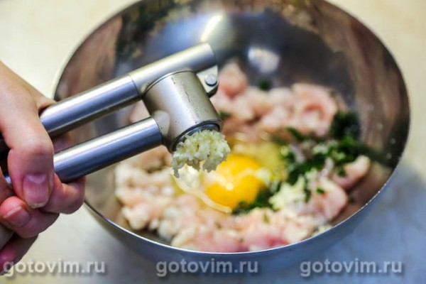 Котлеты рубленые из куриных грудок с томатной пастой