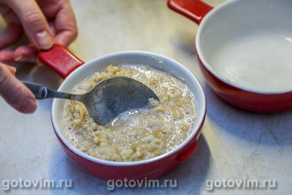 Крупеник из пшенной каши с яблоками и корицей