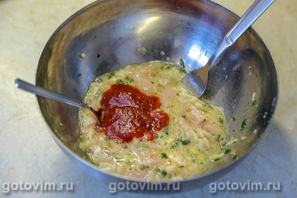 Котлеты рубленые из куриных грудок с томатной пастой