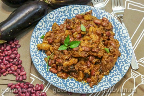 Острое рагу из говядина с баклажанами, фасолью и перцем чили