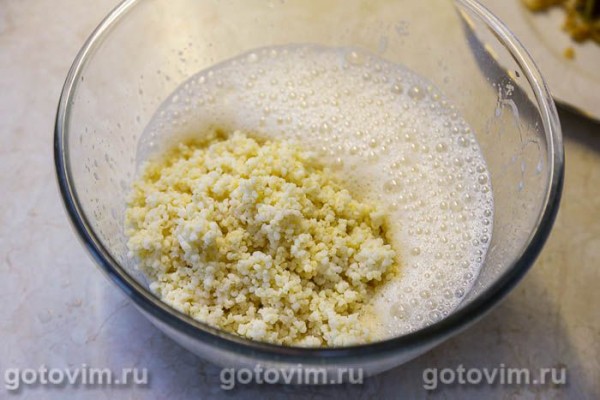 Крупеник из пшенной каши с яблоками и корицей