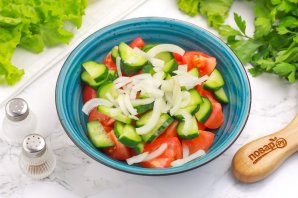 Салат с помидорами, огурцами и шпинатом