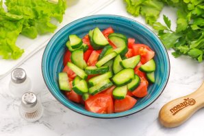 Салат с помидорами, огурцами и шпинатом