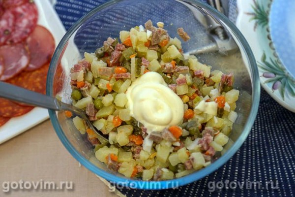 Оливье с языком, копченой колбасой и каперсами