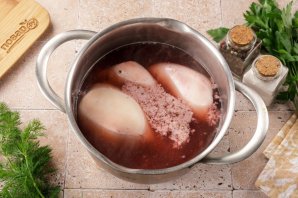 Салат с кальмаром, креветками и огурцом