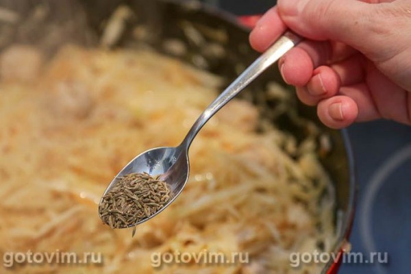 Тушеная капуста с томатной пастой и колбасками