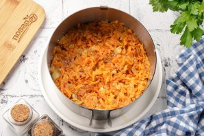 Слоеный салат с куриной печенью