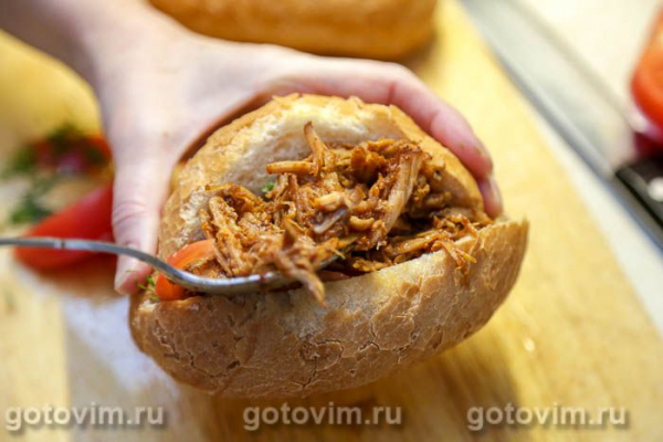 Булочки, фаршированные рваным мясом и овощами