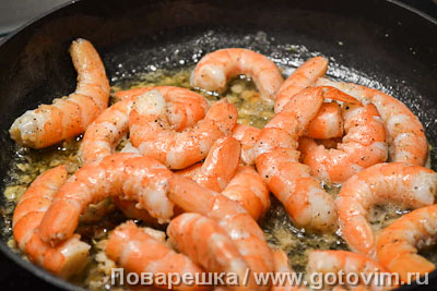 Сочные креветки с чесночным маслом, белым вином и травами