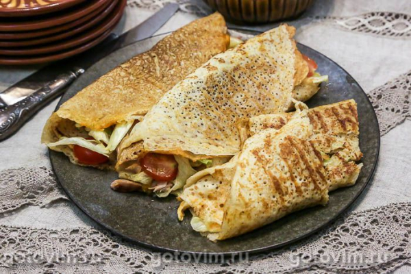 Шаурма в блине с курицей и овощами