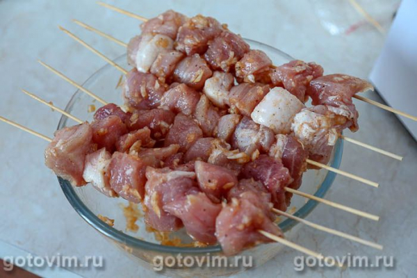 Мясо на шпажках в духовке, запеченное в рукаве