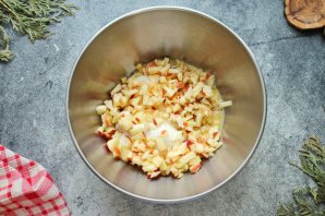 Булочки из слоеного теста с творогом и яблоком