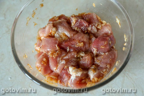 Мясо на шпажках в духовке, запеченное в рукаве