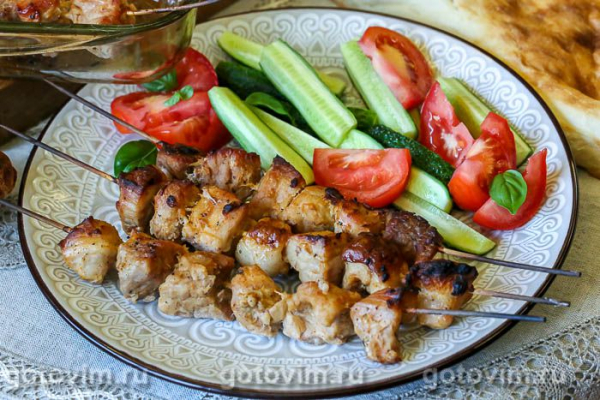 Мясо на шпажках в духовке, запеченное в рукаве