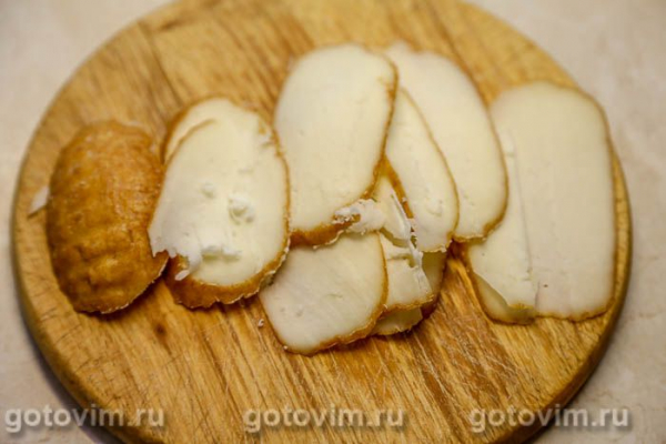 Блинные рулеты с беконом, копченым сыром и солеными огурцами
