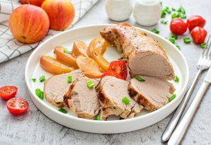 Свиная вырезка с яблоками и корицей