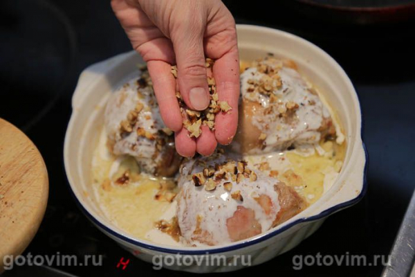 Куриные бедра с сырным соусом горгонзола и грецкими орехами