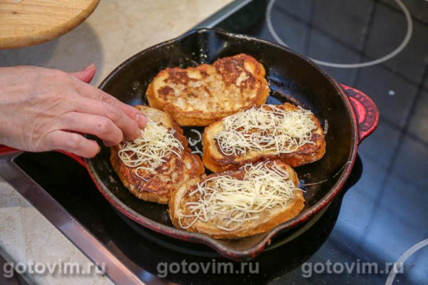 Горячие бутерброды с фаршем на сковороде