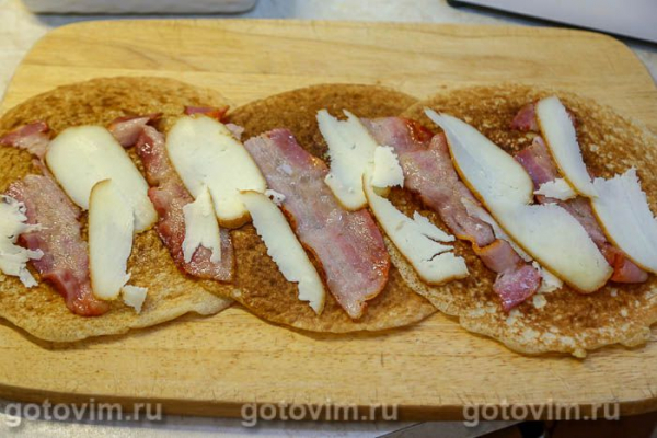 Блинные рулеты с беконом, копченым сыром и солеными огурцами