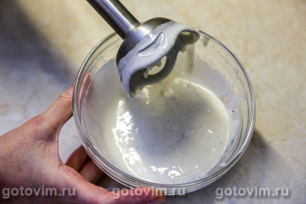 Жареная отбивная из свинины с соусом горгонзола